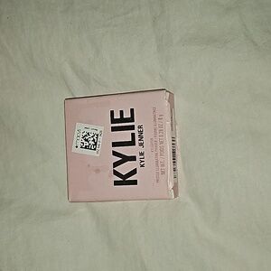 🍩Kylie Cosmetics Pressed Highlighters